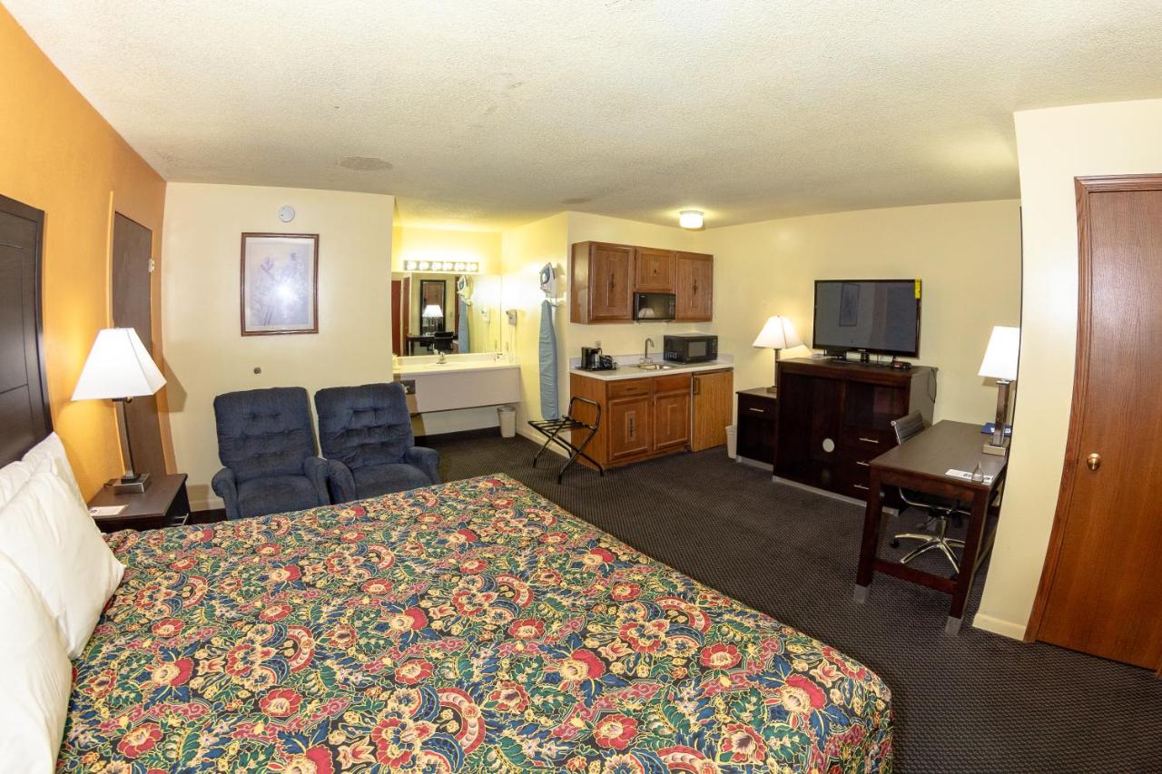 Deluxe King Suite at Americas Best Value Inn Chanute