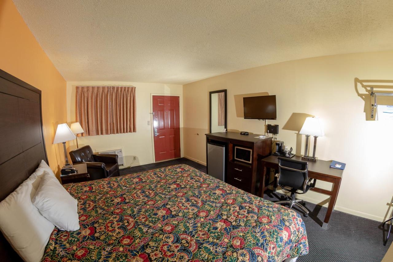 Standard King Room - Smoking at Americas Best Value Inn Chanute