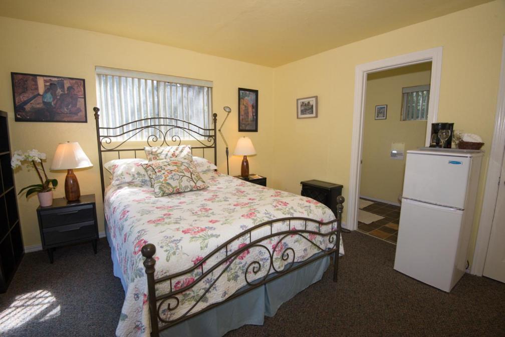 Queen Room with Balcony at River View Garden Resort