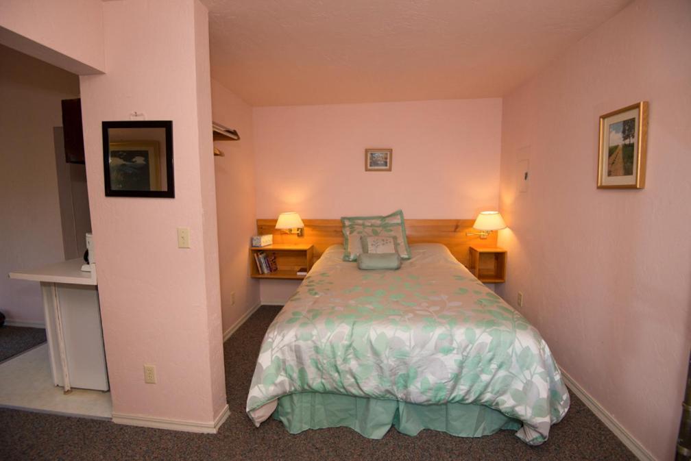 Queen Studio at River View Garden Resort