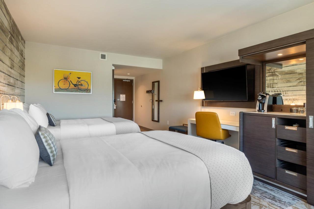 Queen Room with Bath Tub - Non-Smoking at DoubleTree by Hilton Charleston Riverview