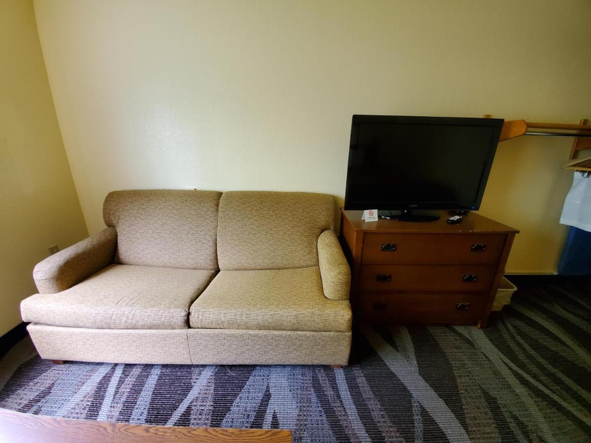 Queen Room with Sofa Bed - Disability Access/Non-Smoking at Boarders Inn & Suites by Cobblestone Hotels - Ripon