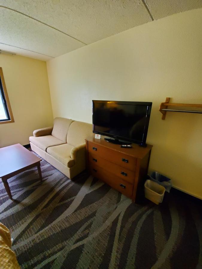 Queen Room with Sofa Bed - Disability Access/Non-Smoking at Boarders Inn & Suites by Cobblestone Hotels - Ripon