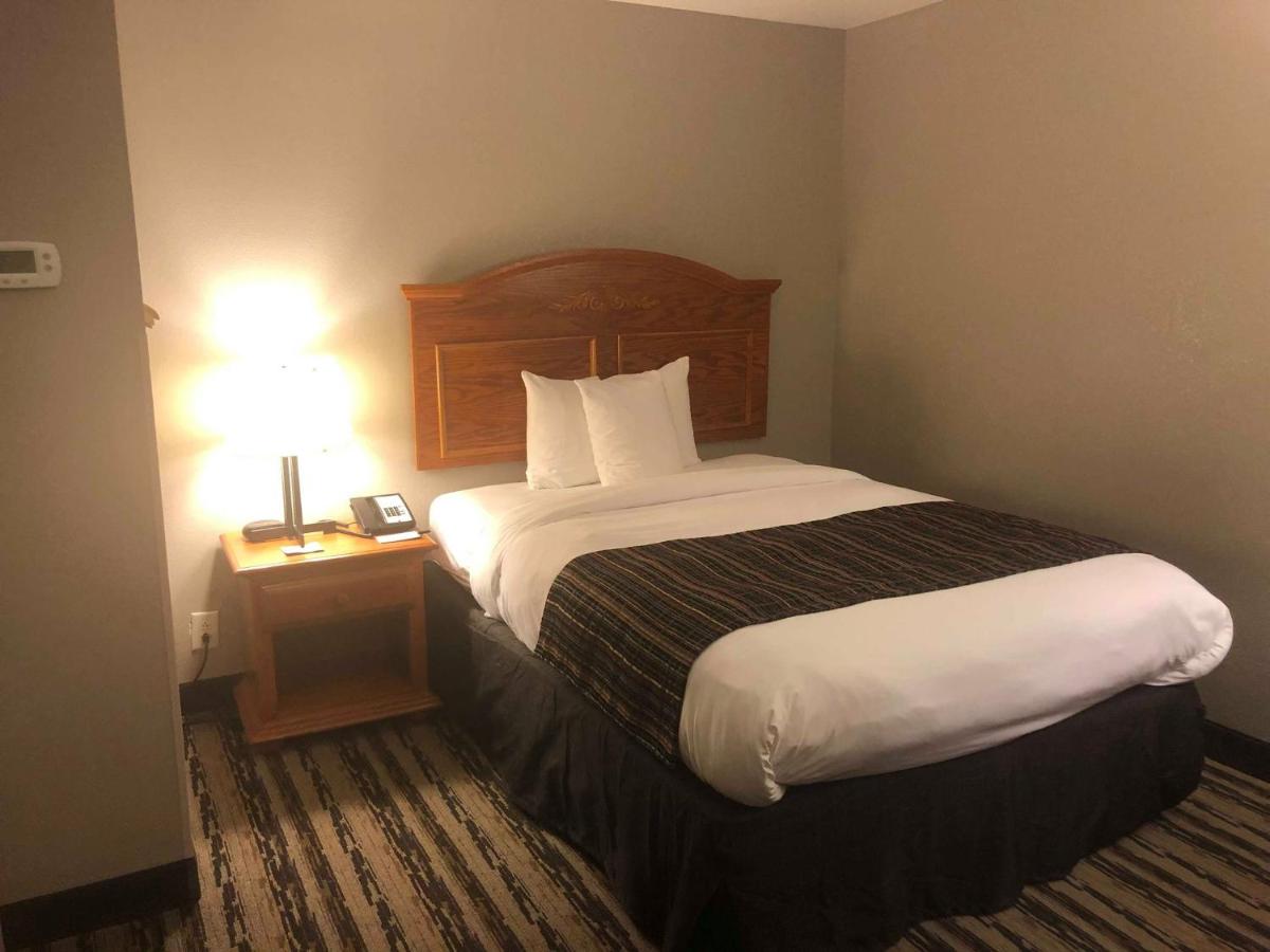 Queen Room - Non-Smoking at Country Inn & Suites by Radisson, Nashville Airport East, TN