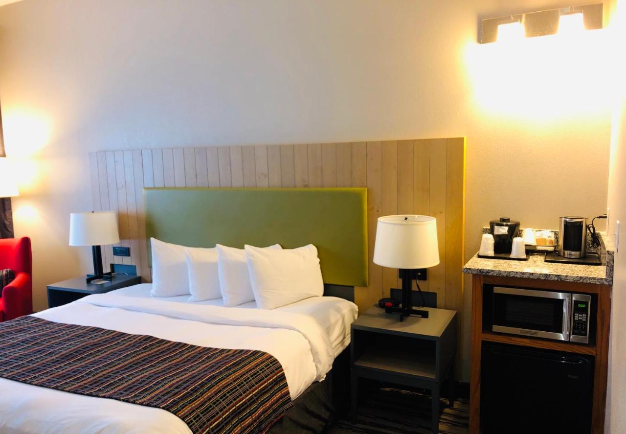 King Room at Country Inn & Suites by Radisson, Nashville Airport East, TN