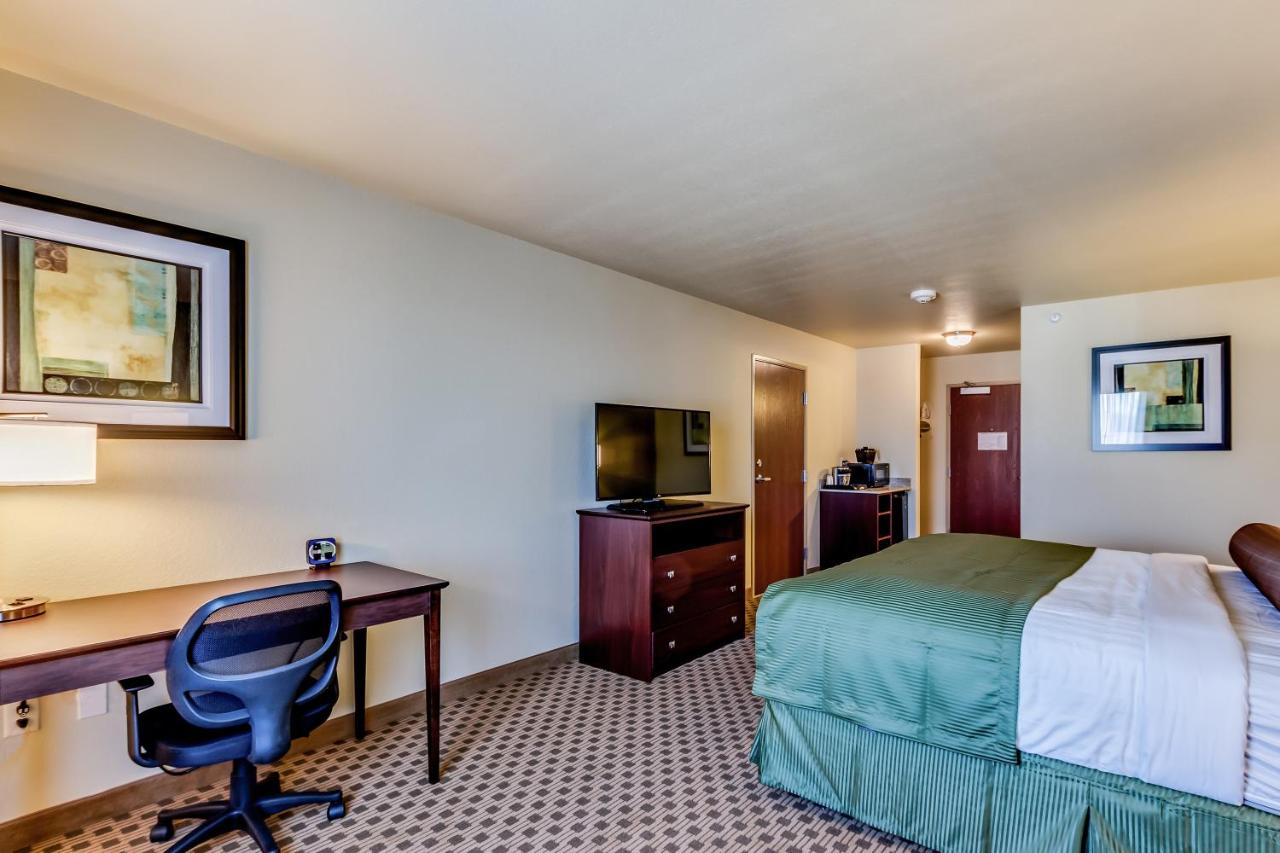 Deluxe King Room at Cobblestone Inn & Suites - Waverly