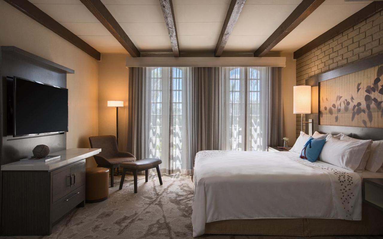 One-Bedroom Deluxe King Suite - Non-Smoking at Casa De Palmas, Trademark Collection by Wyndham