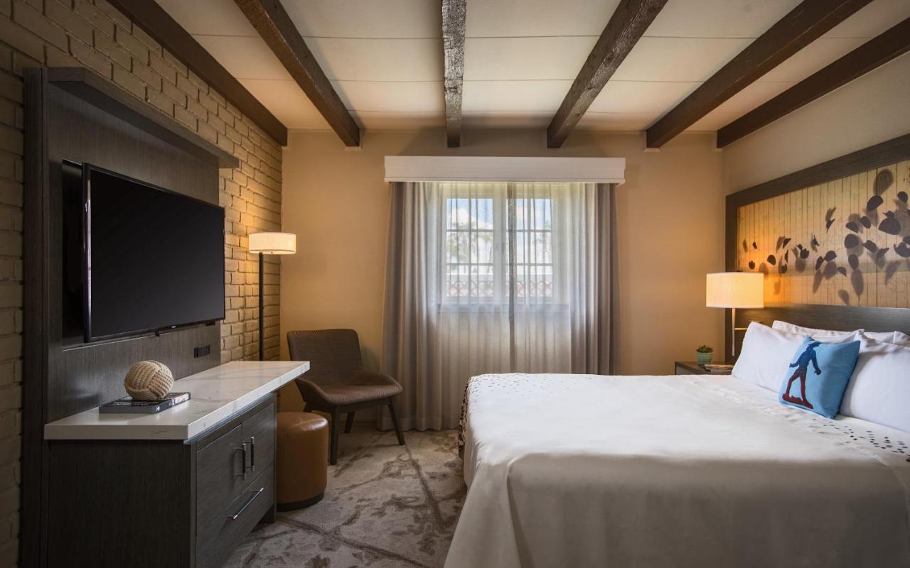 King Studio Suite - Mobility Access/Tub w/Grab Bars/Non-Smoking at Casa De Palmas, Trademark Collection by Wyndham