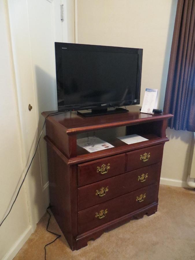 Queen Suite with Sofa Bed - Non-Smoking at Missouri Athletic Club