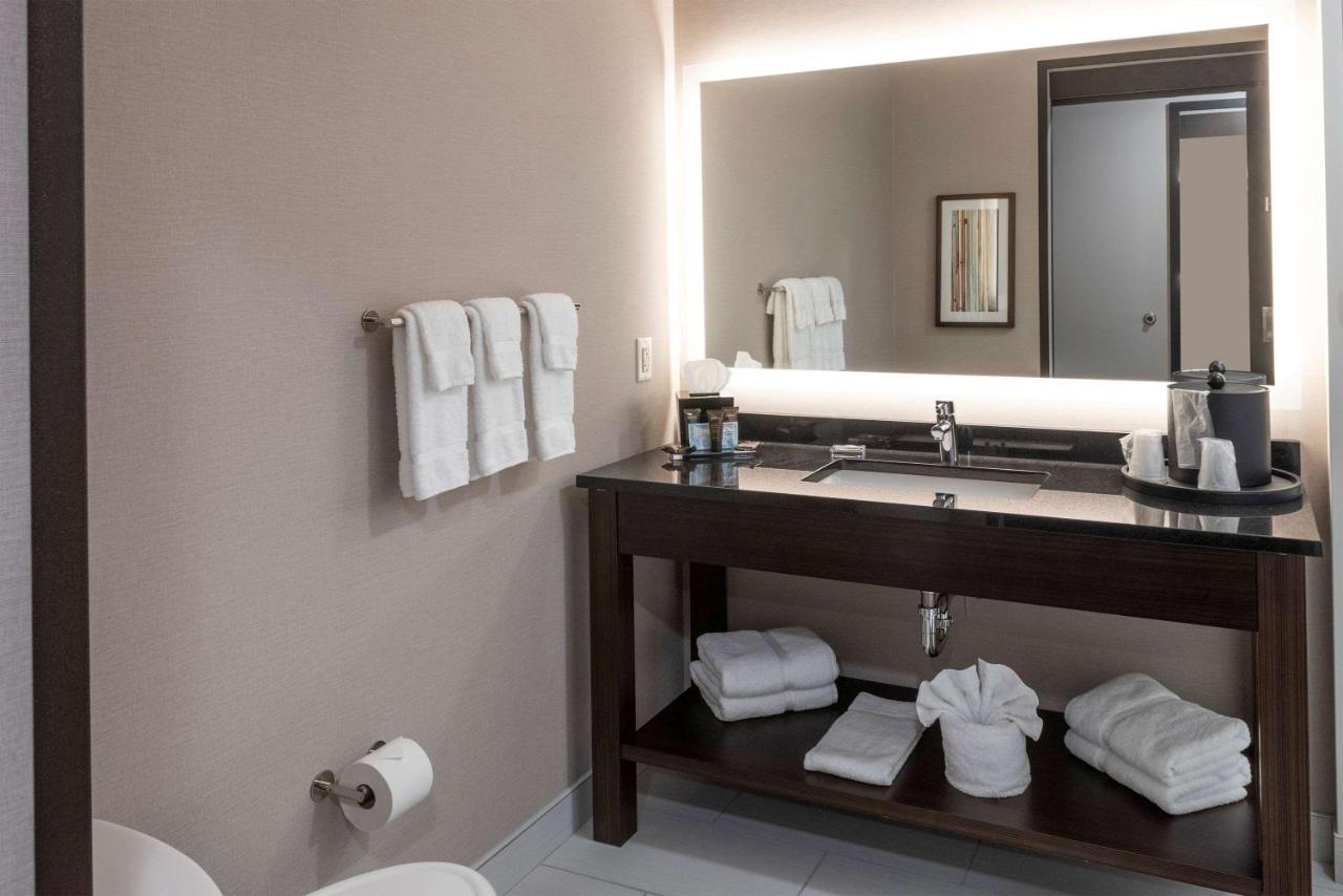 Queen Room with Two Queen Beds - Non-Smoking at Wingate by Wyndham Angola