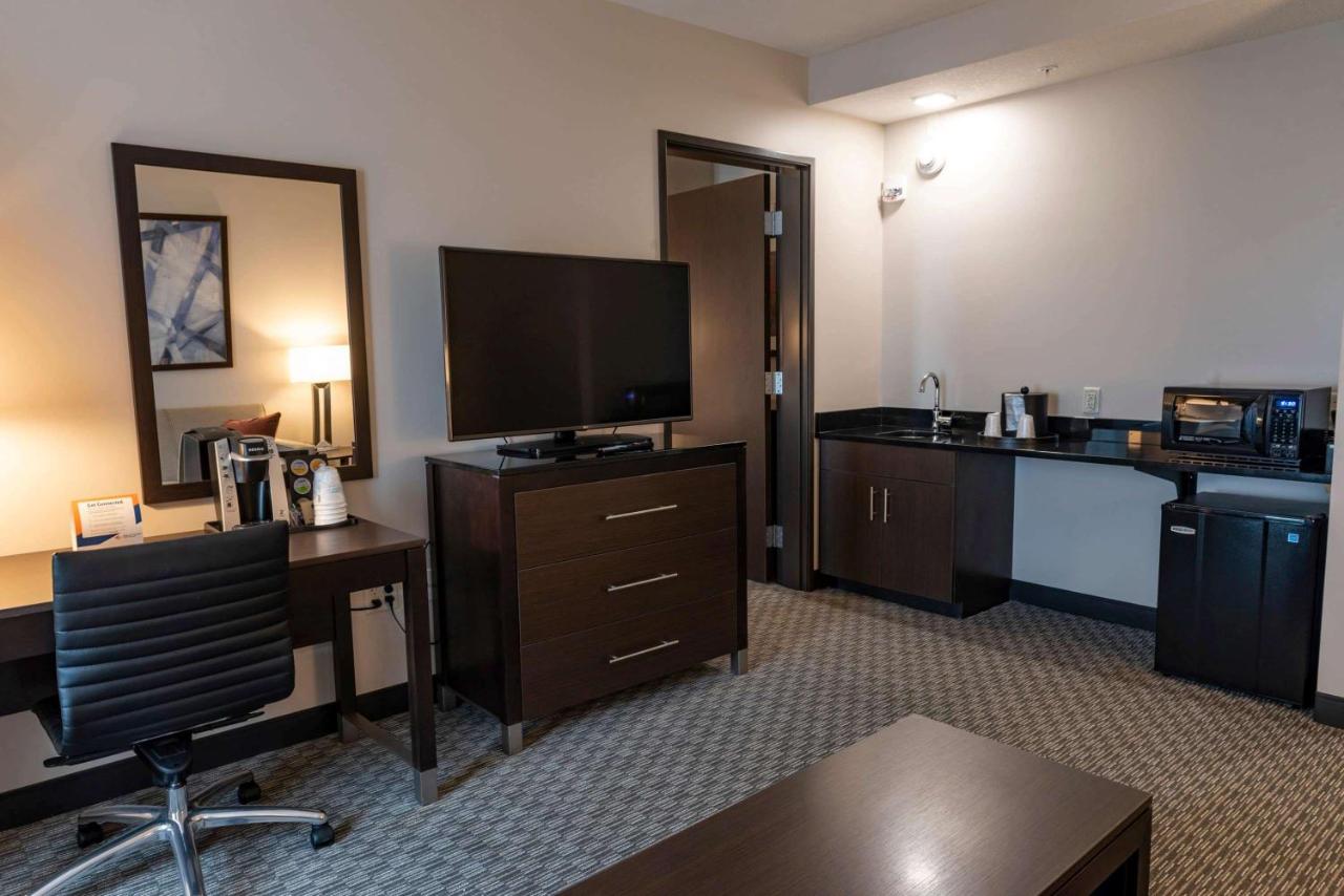 One-Bedroom King Suite - Mobility Access/Non-Smoking at Wingate by Wyndham Angola