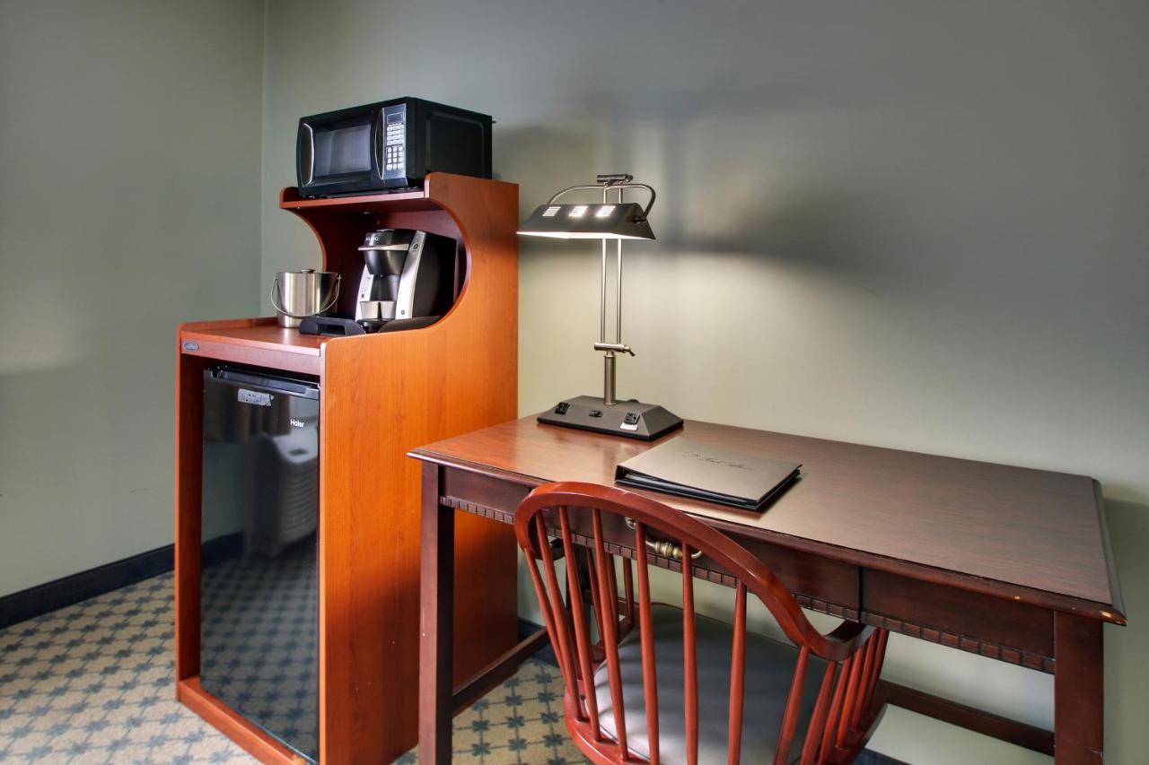 Deluxe King Room at The Inn at Wise