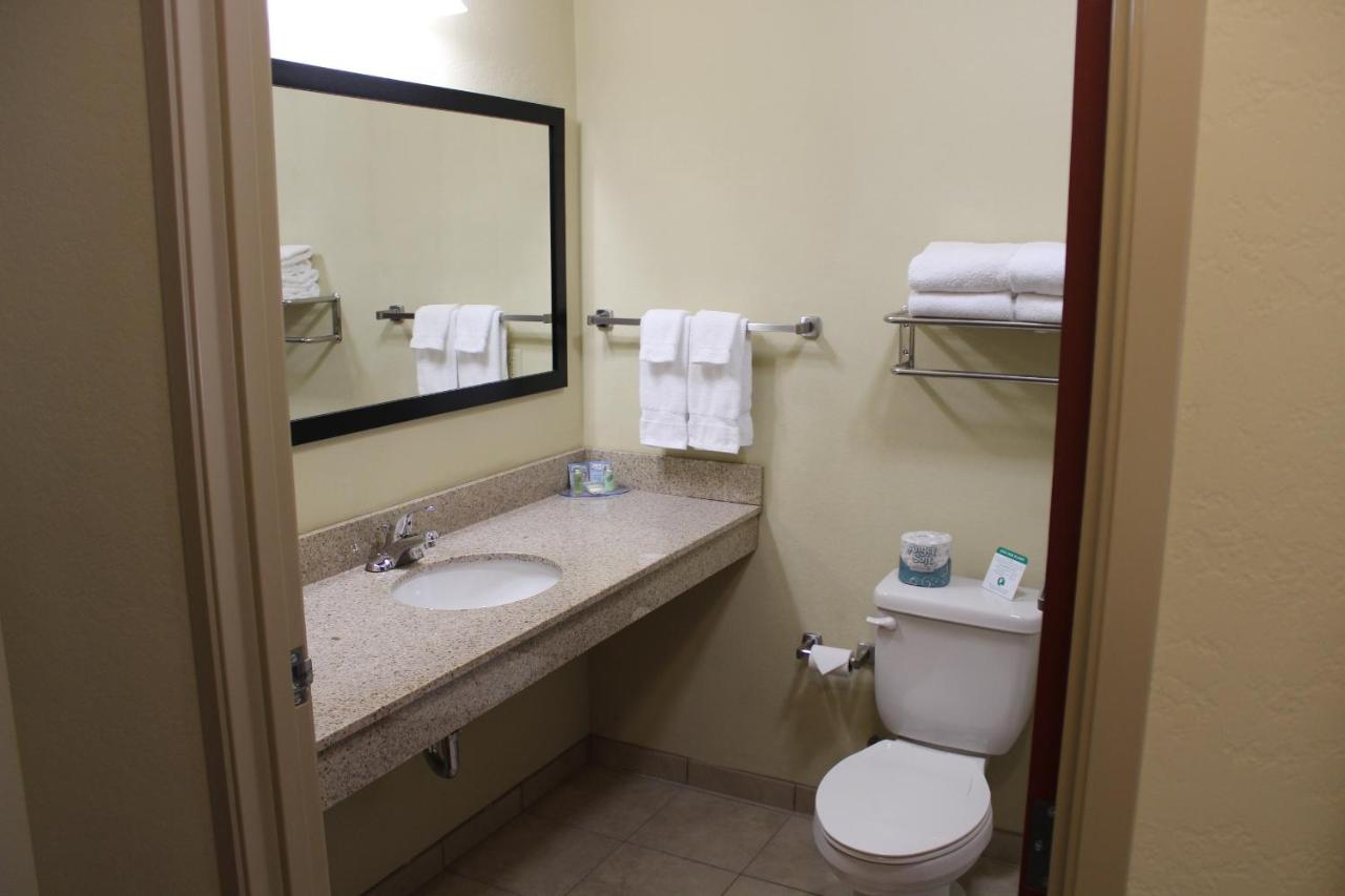 Suite with Spa Bath at Cobblestone Inn & Suites - Rugby