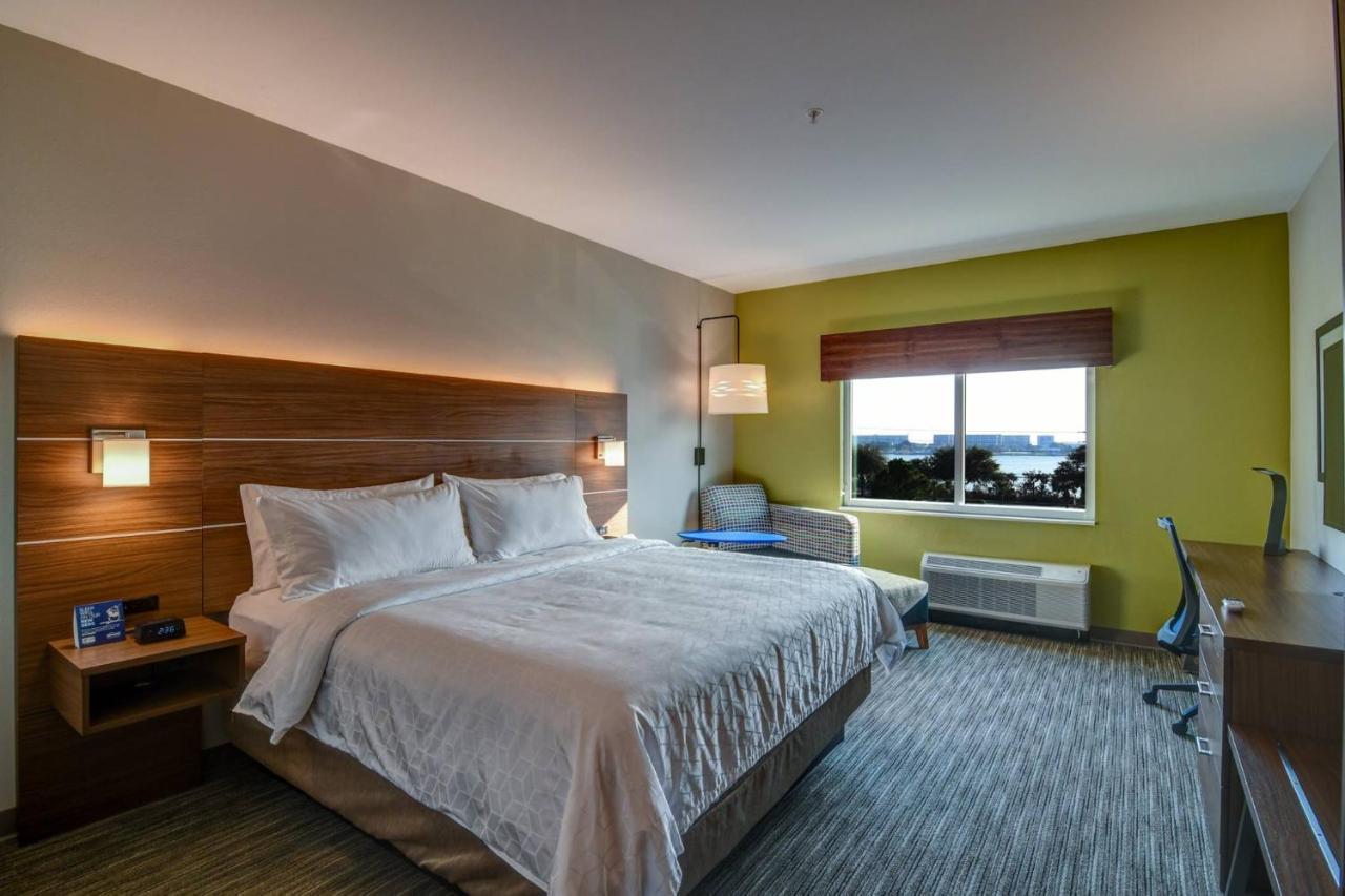 King Room - Hearing Accessible - Roll-in Shower at Holiday Inn Express Fort Walton Beach Central by IHG