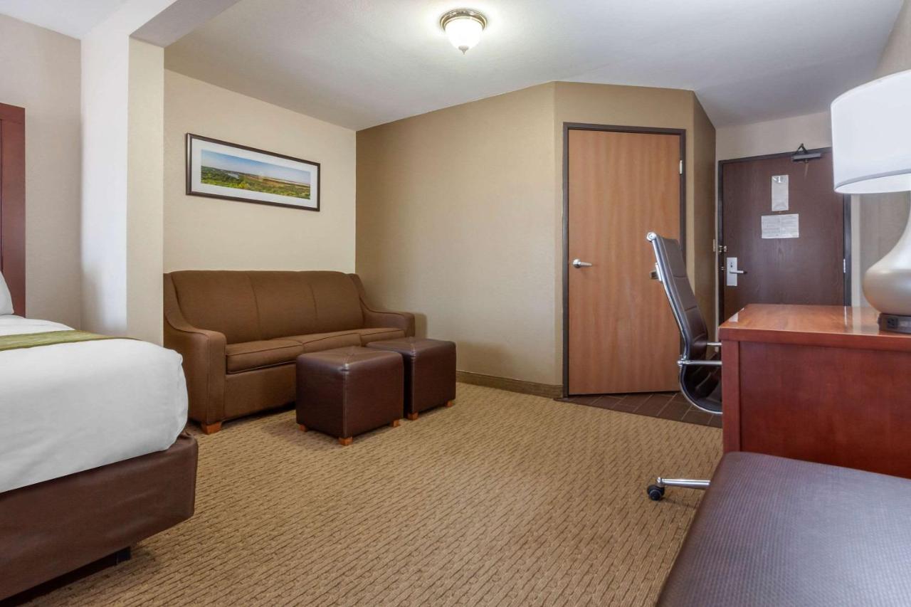 Deluxe Queen Suite - Non-Smoking at Comfort Suites Omaha East-Council Bluffs