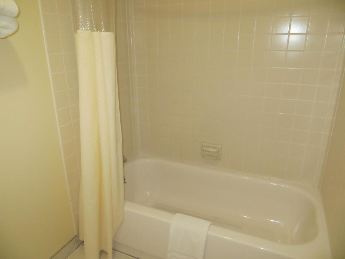 Queen Room with Two Queen Beds - Non-Smoking at Days Inn by Wyndham Yakima