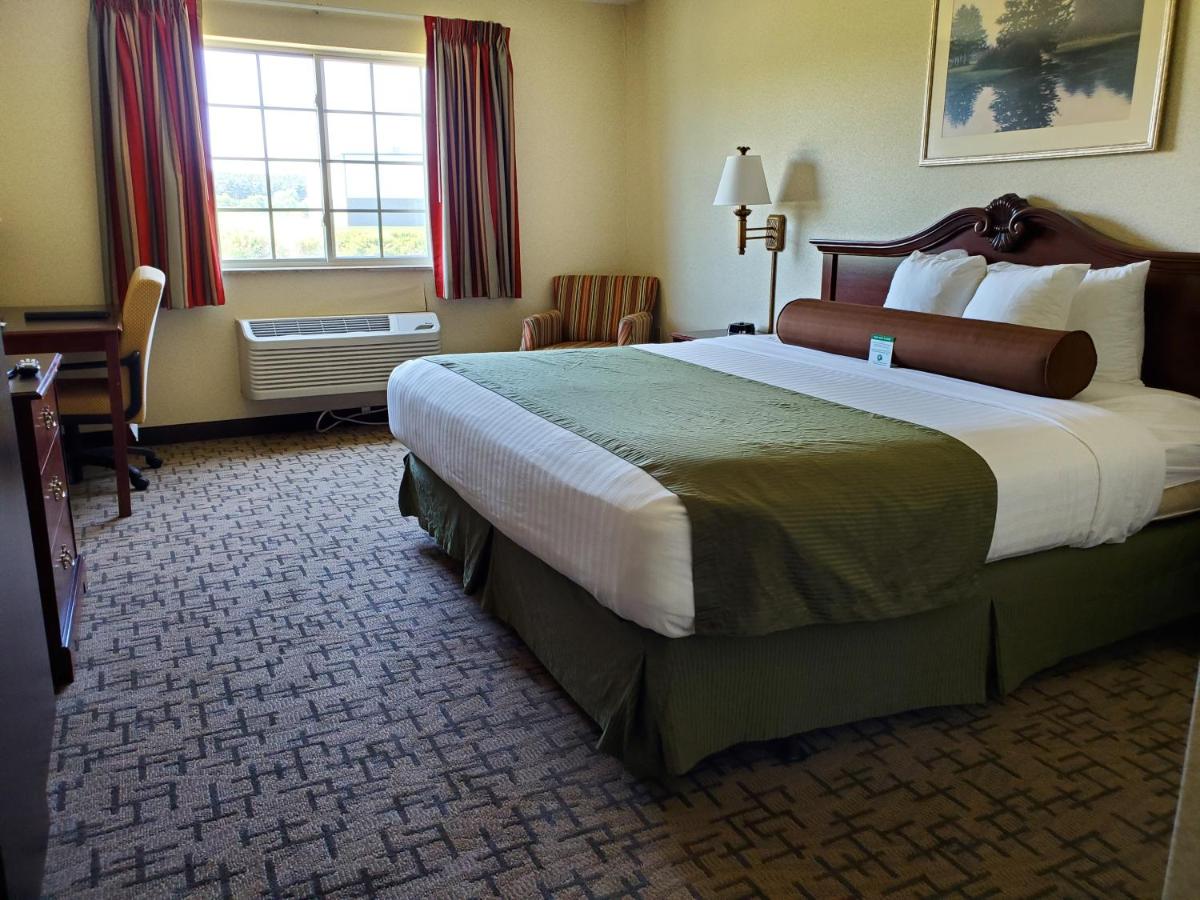  | Boarders Inn & Suites by Cobblestone Hotels - Shawano
