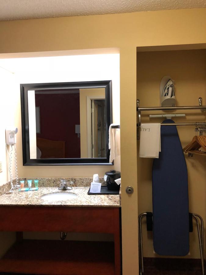 King Room with Spa Bath - Smoking at Millennium Inn