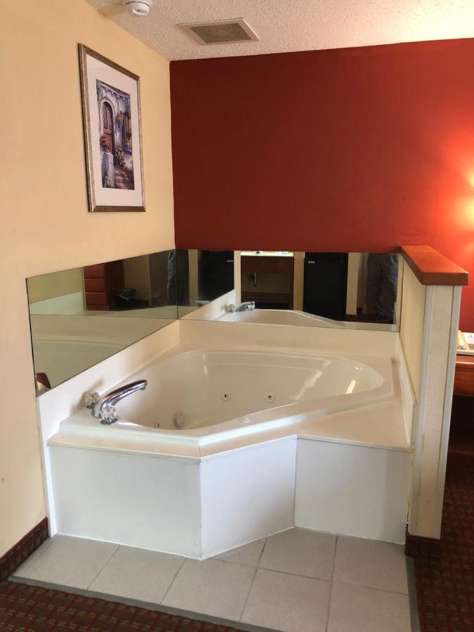 King Room with Spa Bath - Smoking at Millennium Inn