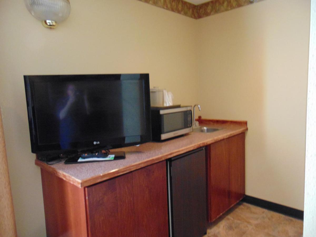 King Suite with Spa Bath at Horse Creek Inn