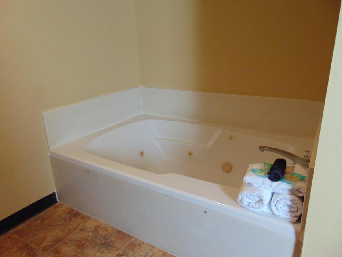 King Suite with Spa Bath at Horse Creek Inn