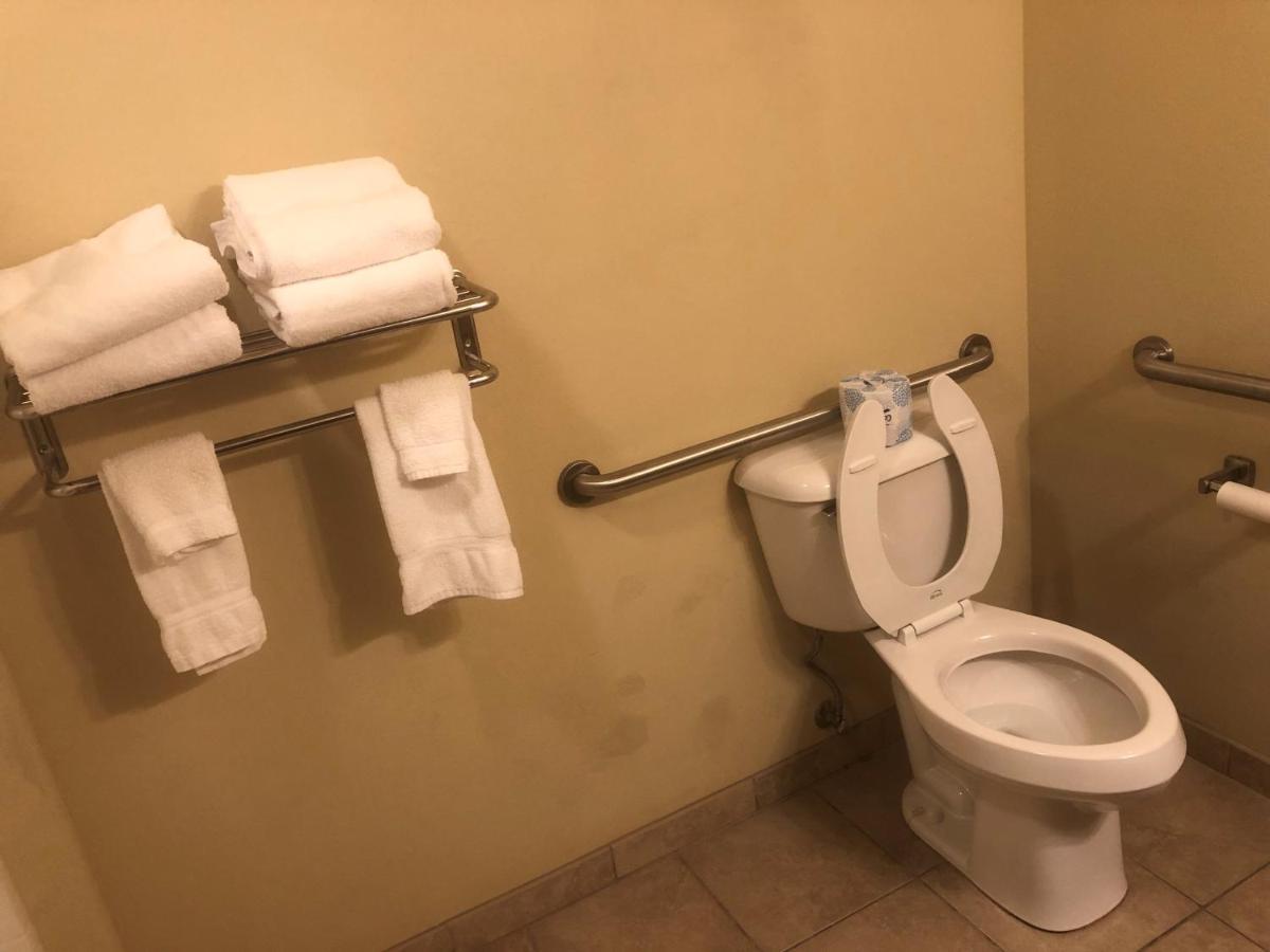 King Room - Disability Access at Cobblestone Inn & Suites - Eads