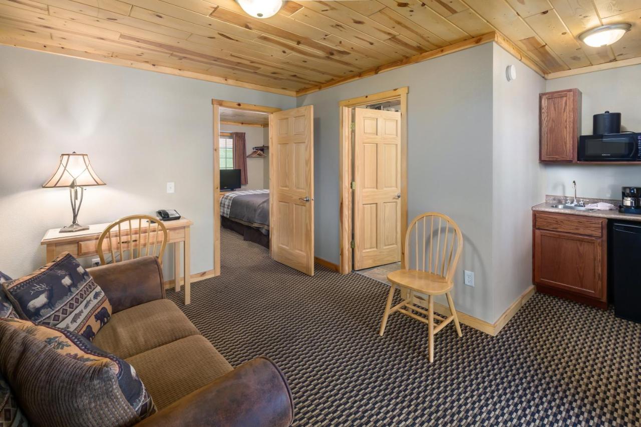 Deluxe Suite at Rock Crest Lodge And Cabins