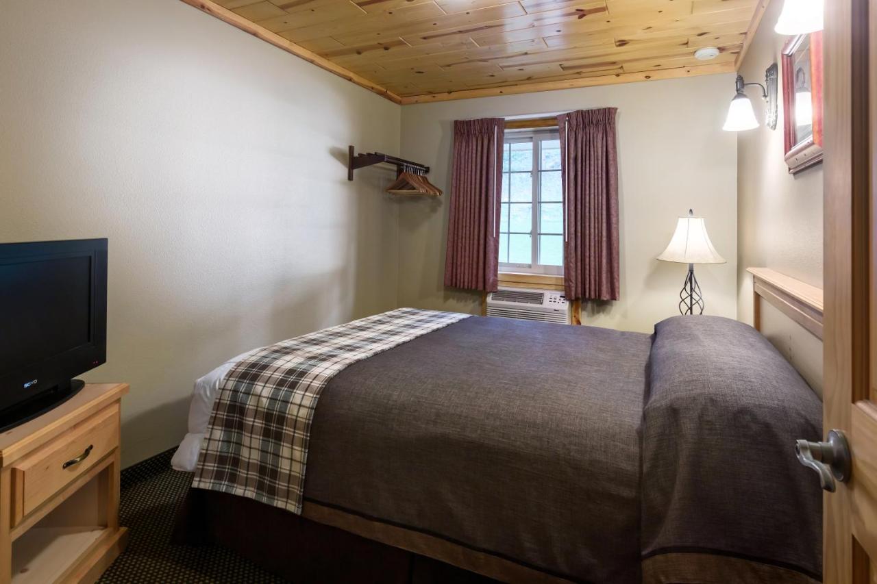 Standard Queen Room at Rock Crest Lodge And Cabins