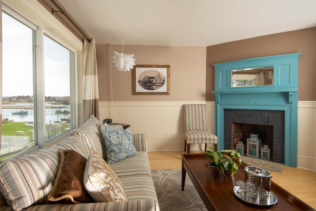 Inn Queen Suite with Pullout Sofa Bed - Max 5 Guests at Nonantum Resort