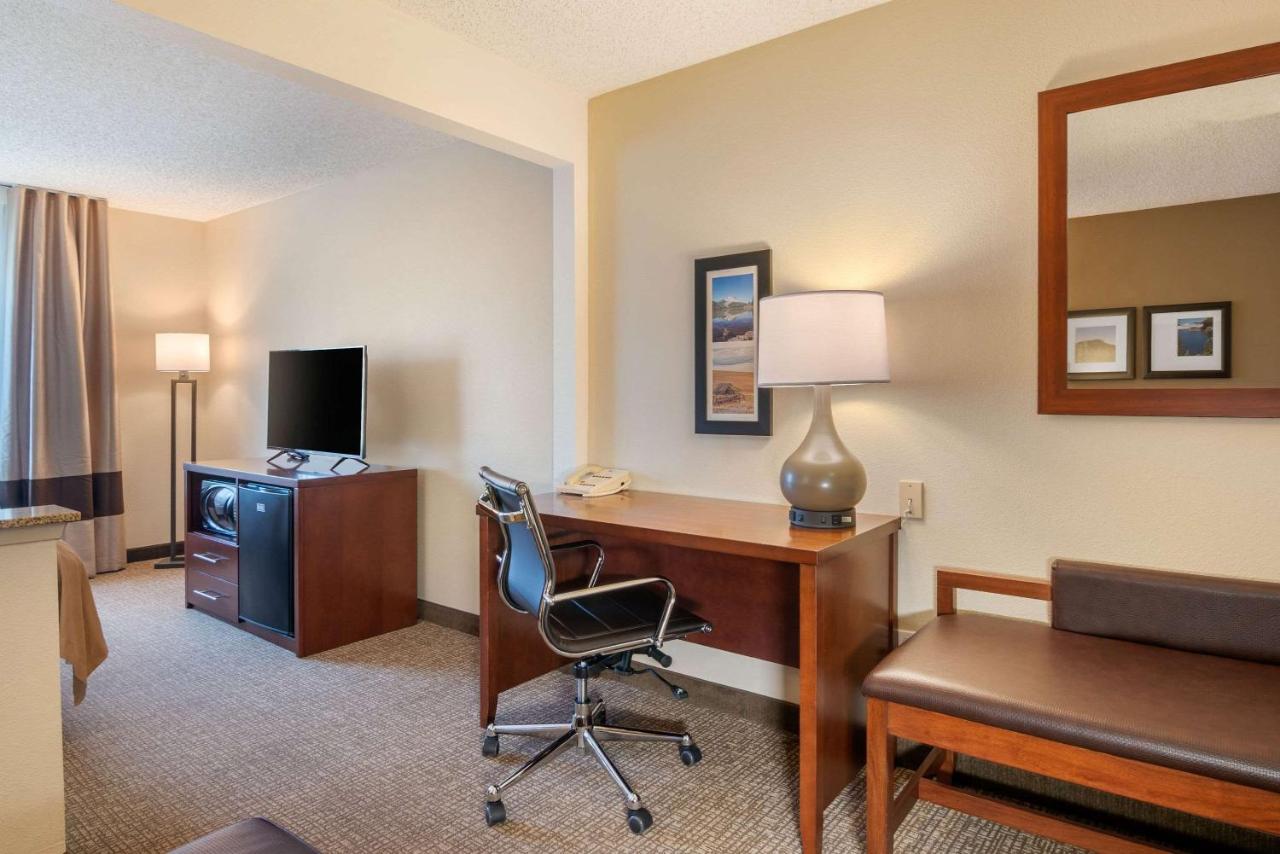 King Suite - Non-Smoking at Comfort Inn Medford North