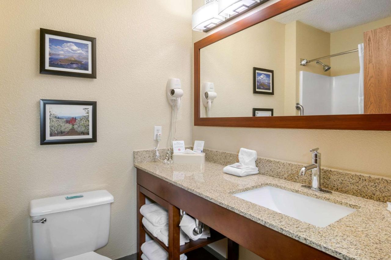 King Suite - Non-Smoking at Comfort Inn Medford North