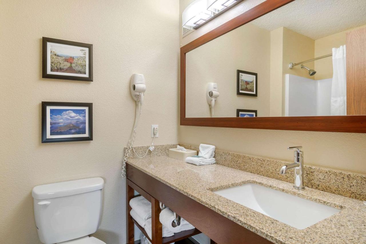King Room - Non-Smoking at Comfort Inn Medford North