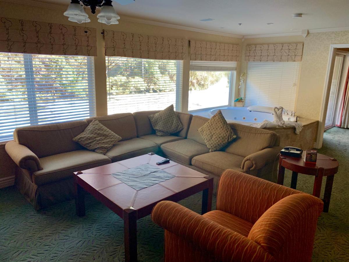 Suite with River View at Yosemite View Lodge