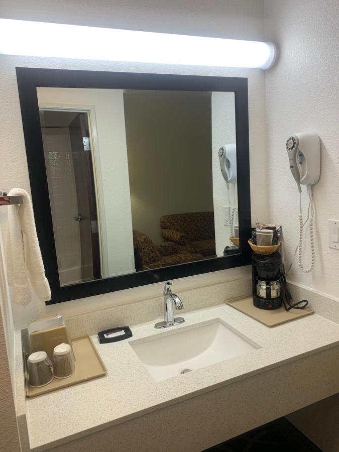 Deluxe King Room - Non-Smoking at Super 8 by Wyndham Hillsboro TX