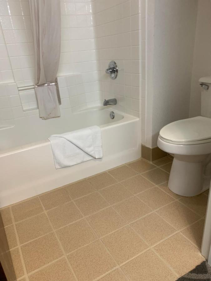 Deluxe King Room - Smoking at Super 8 by Wyndham Hillsboro TX