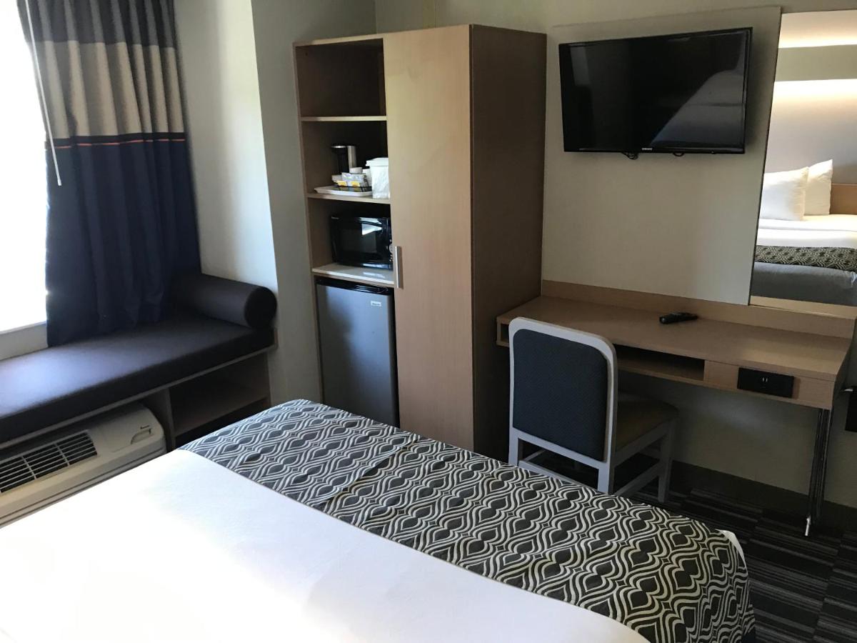 Queen Room - Non-Smoking at Microtel Inn & Suites by Wyndham Baltimore BWI Airport