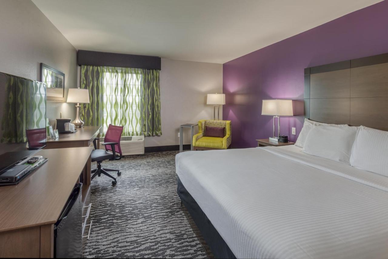 King Room at La Quinta Inn & Suites by Wyndham Visalia/Sequoia Gateway