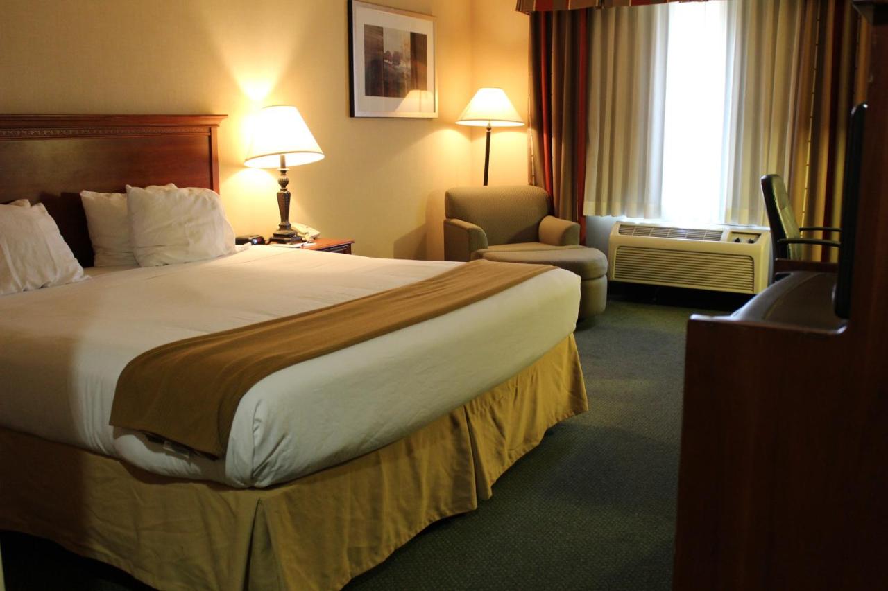 King Room - Non-Smoking at Holiday Inn Express Hotel & Suites Tehachapi by IHG