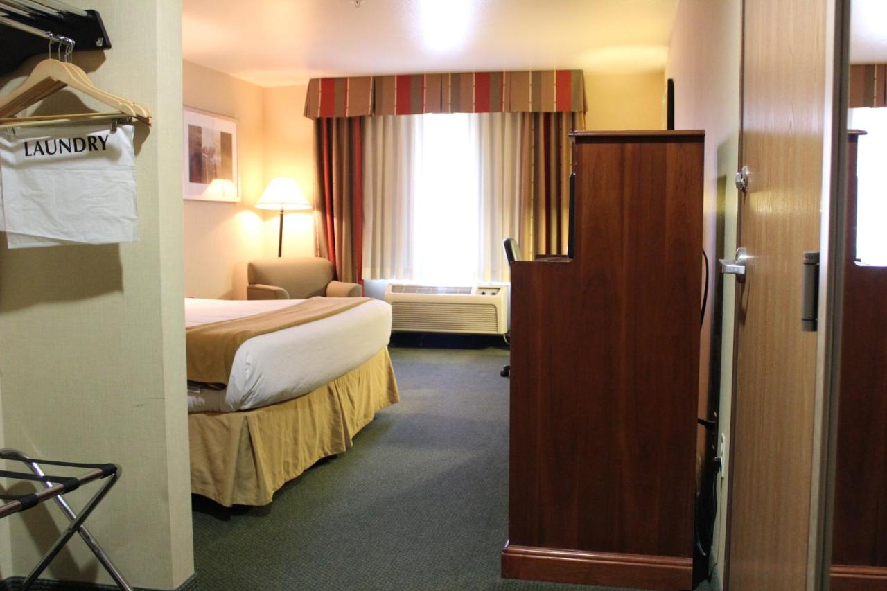 King Room - Non-Smoking at Holiday Inn Express Hotel & Suites Tehachapi by IHG