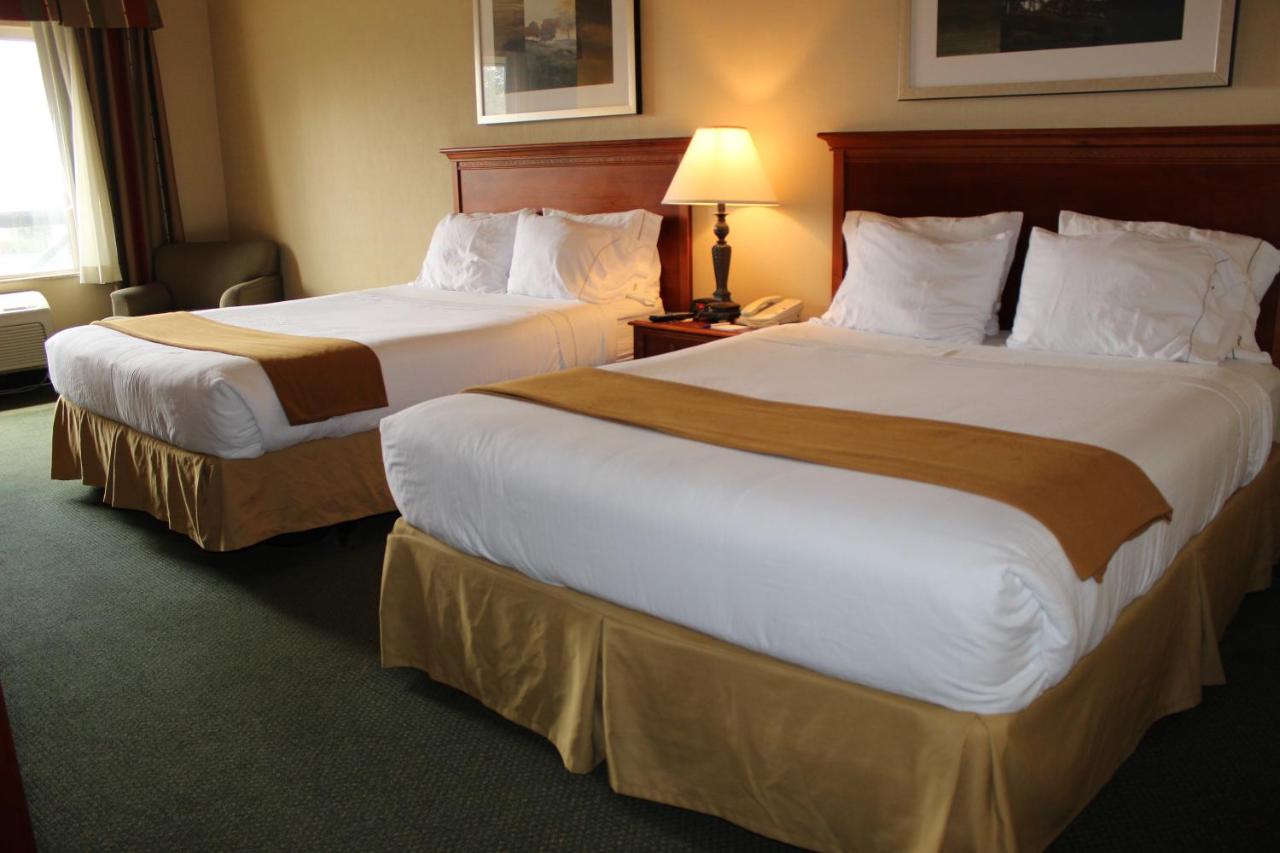 Queen Room with Two Queen Beds - Non-Smoking at Holiday Inn Express Hotel & Suites Tehachapi by IHG