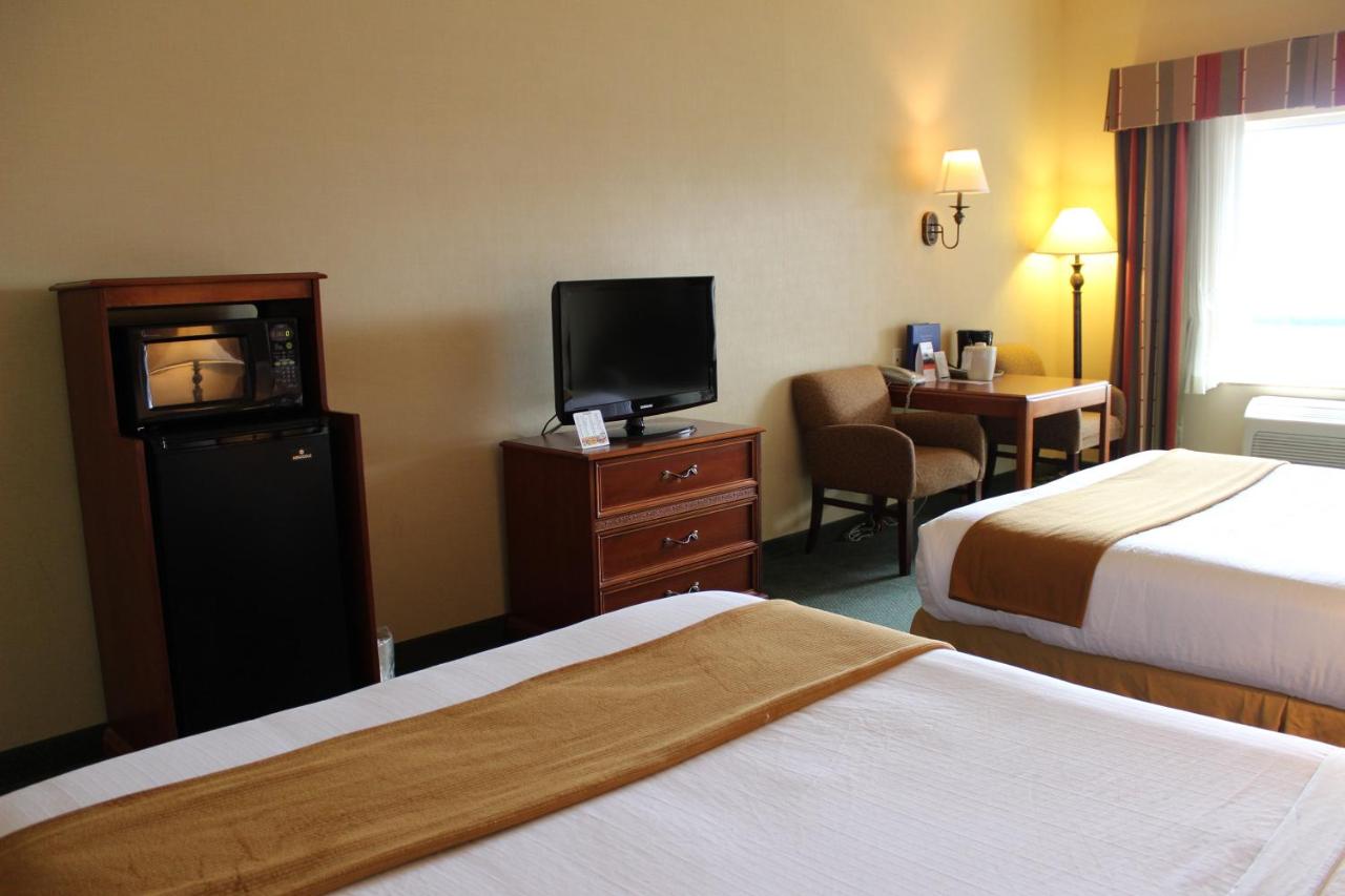Queen Room with Two Queen Beds - Non-Smoking at Holiday Inn Express Hotel & Suites Tehachapi by IHG