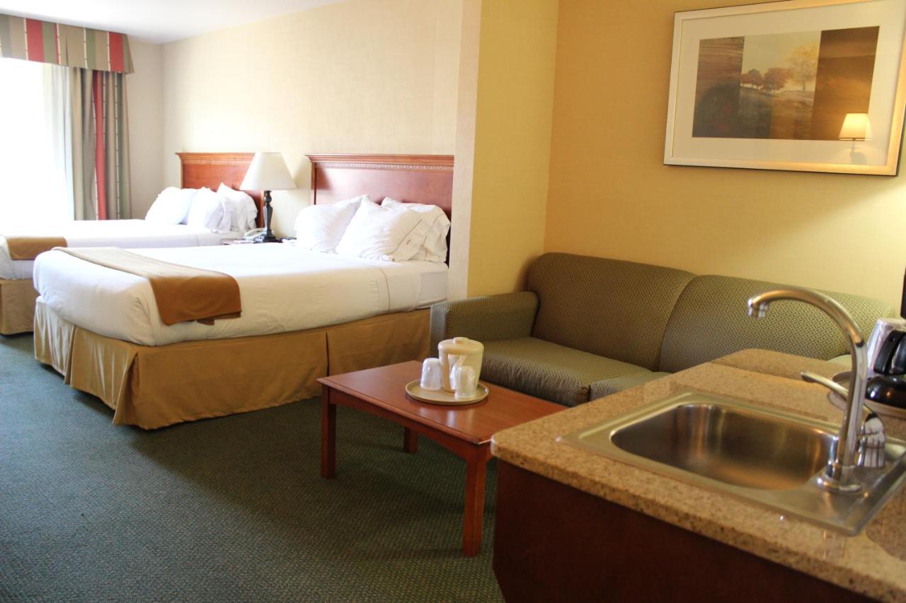 Queen Suite with Two Queen Beds - Non-Smoking at Holiday Inn Express Hotel & Suites Tehachapi by IHG