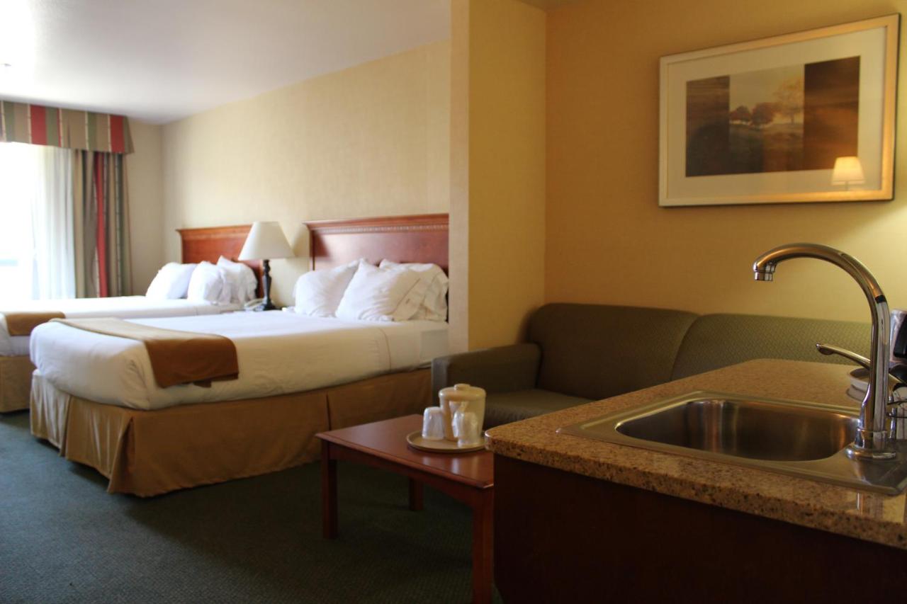 Queen Suite with Two Queen Beds - Non-Smoking at Holiday Inn Express Hotel & Suites Tehachapi by IHG