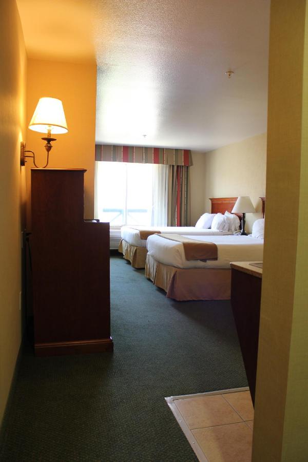Queen Suite with Two Queen Beds - Non-Smoking at Holiday Inn Express Hotel & Suites Tehachapi by IHG