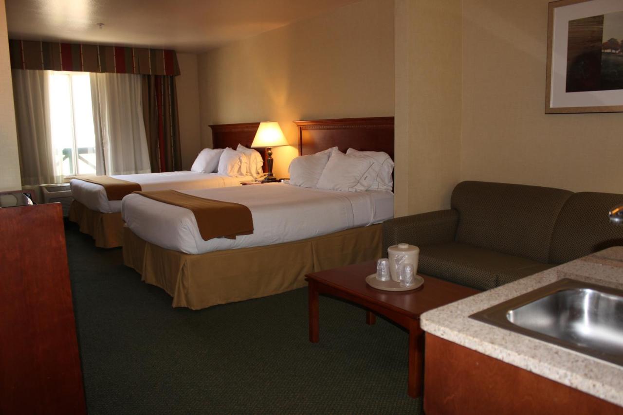 Queen Suite with Two Queen Beds - Non-Smoking at Holiday Inn Express Hotel & Suites Tehachapi by IHG