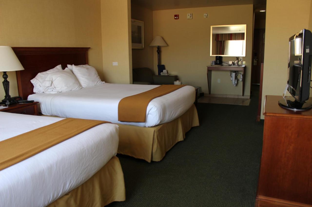 Queen Suite with Two Queen Beds - Non-Smoking at Holiday Inn Express Hotel & Suites Tehachapi by IHG