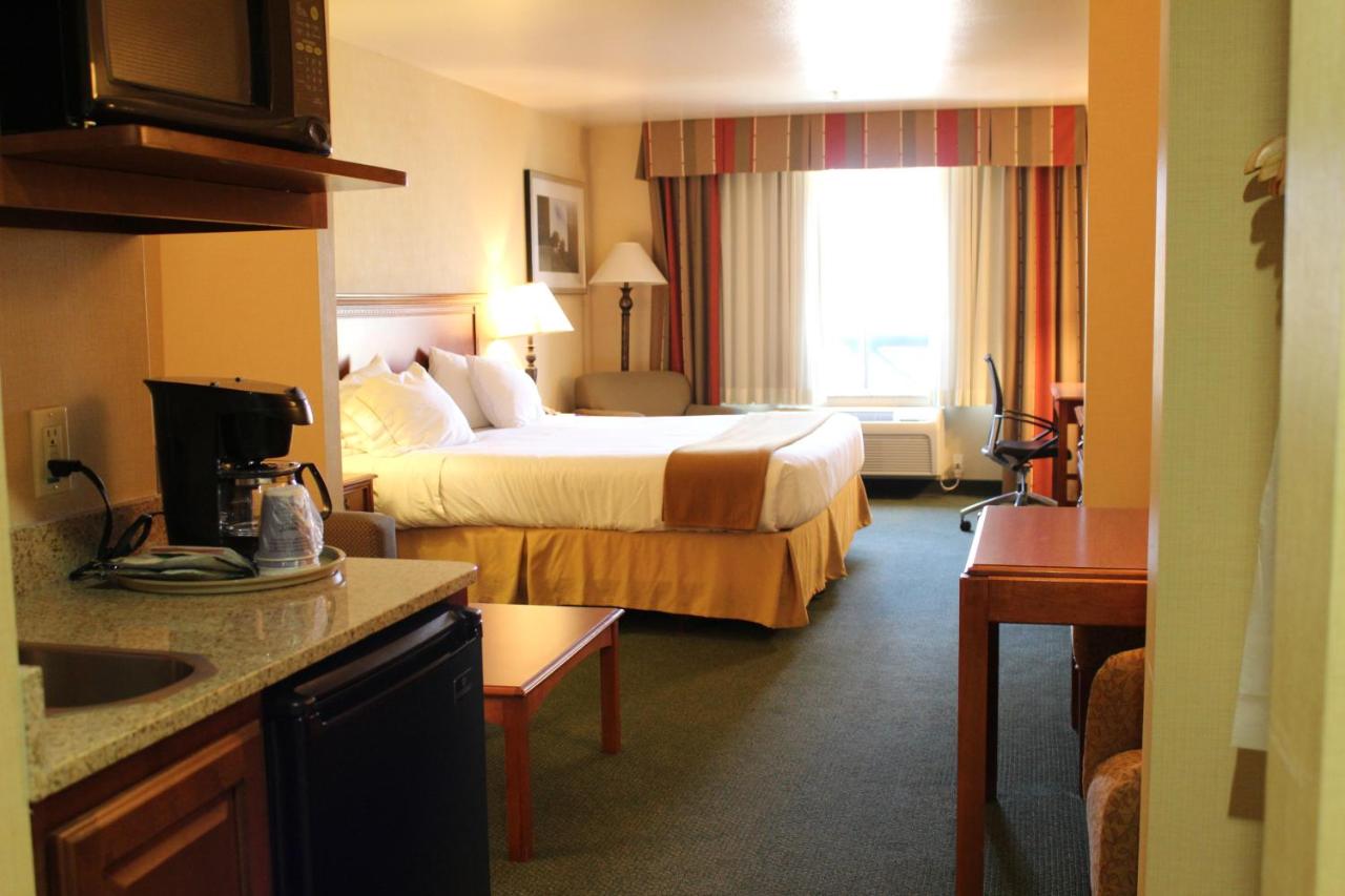 King Suite - Non-Smoking at Holiday Inn Express Hotel & Suites Tehachapi by IHG