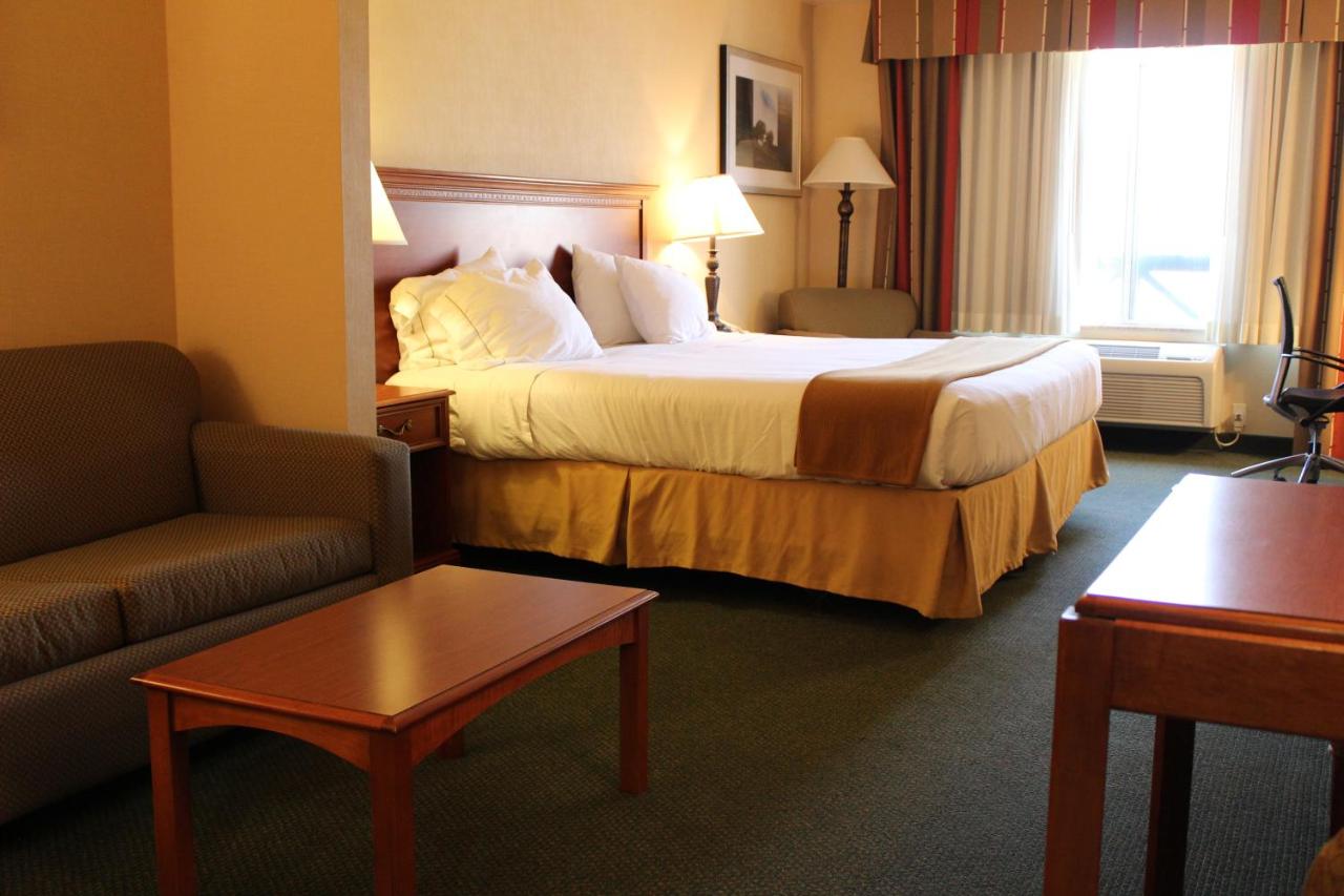 King Suite - Non-Smoking at Holiday Inn Express Hotel & Suites Tehachapi by IHG