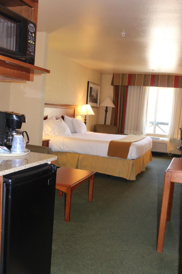 King Suite - Non-Smoking at Holiday Inn Express Hotel & Suites Tehachapi by IHG