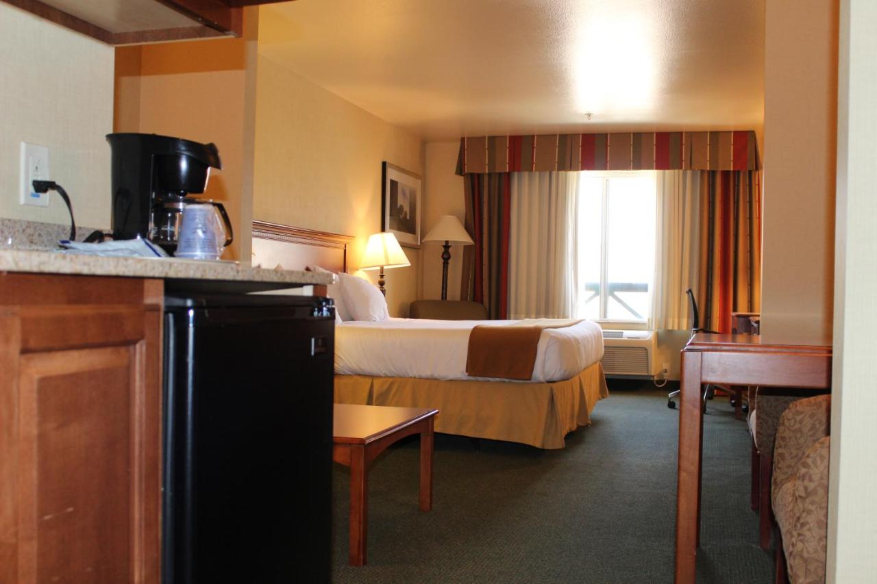 King Suite - Non-Smoking at Holiday Inn Express Hotel & Suites Tehachapi by IHG